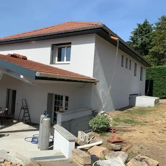 Travaux d’isolation thermique extérieure d’une maison avec pose d’isolants sur les murs.