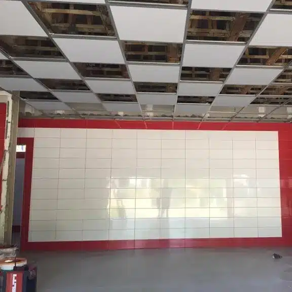 Pose de carrelage mural et création d'ouvertures dans le cadre d'une rénovation intérieure.