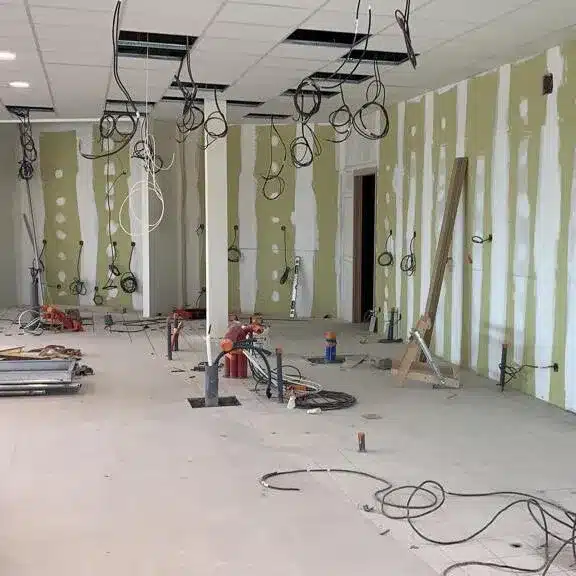 Installation de plaques de plâtre et création de cloisons pour l'aménagement intérieur.